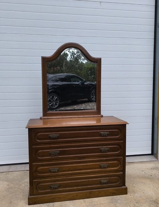 Cómoda em madeira maciça castanha
