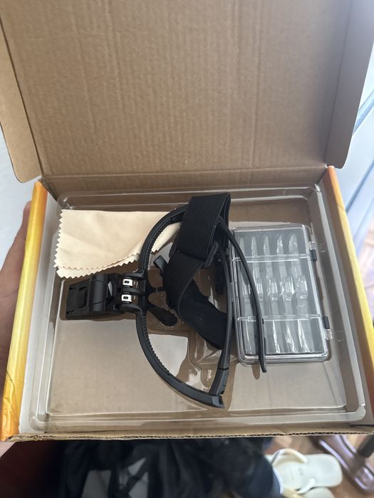 Óculos de ampliação com lupa e luz.