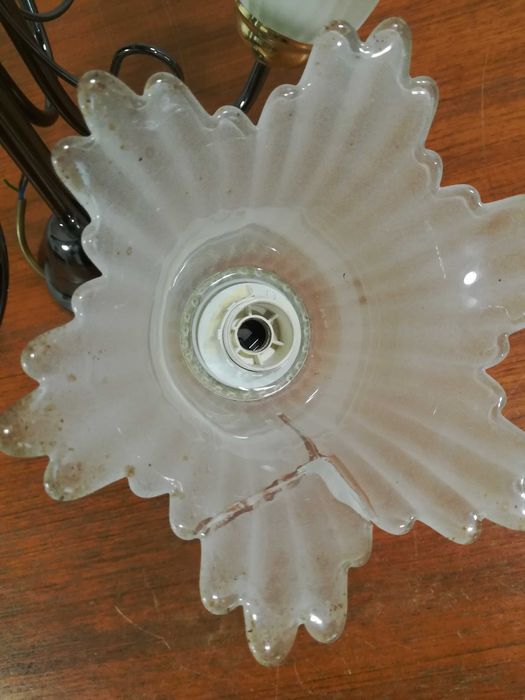 Lampa sufitowa pięcioramienna z białymi kloszami