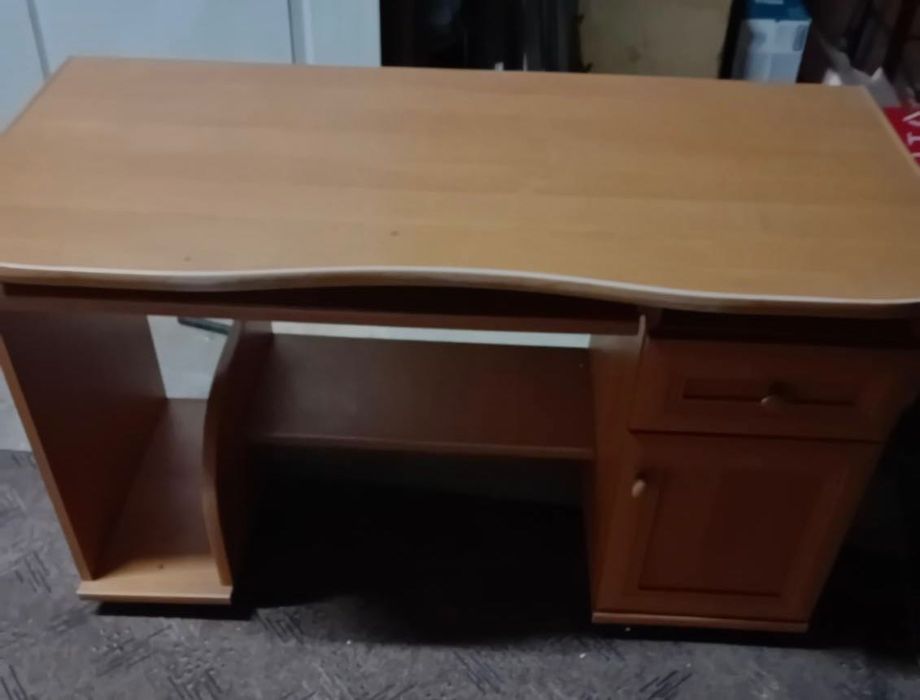 Oddam za darmo Biurko z szufladą i półkami