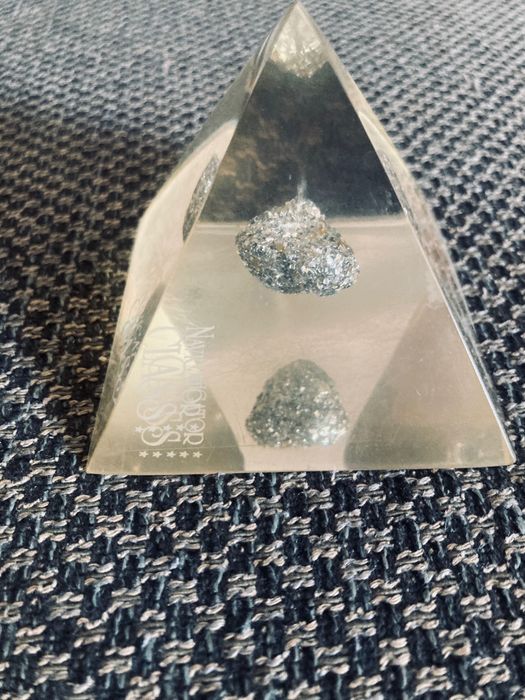 Pirâmide com pirite TAP
