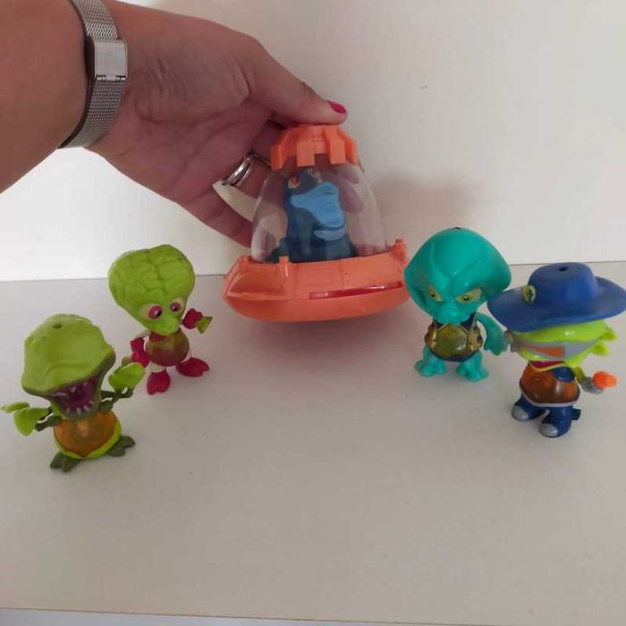 Set of 5 Alien Figures and Spaceship by Giochi Preziosi64297757448961120