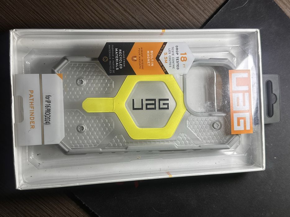 Чехол на iPhone 16 Pro.