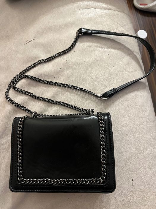 Czarna mini torebka z paskiem Zara