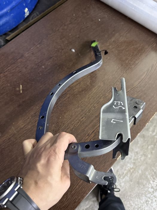 Lexus es 300h петля багажника