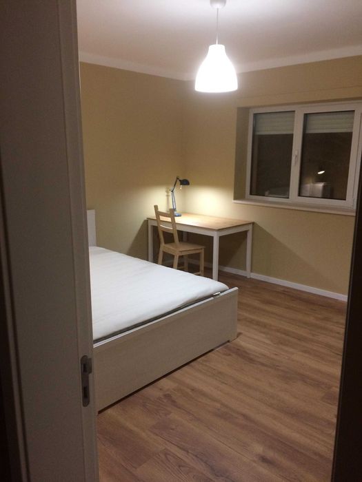 Apartamento com 6 grandes quartos, duas casas de banho completas, sala cozinha em open space.