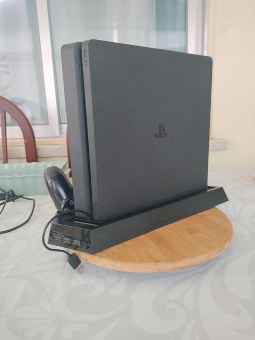 PS4 Slim 500GB + 2 Comandos Originais + Base
