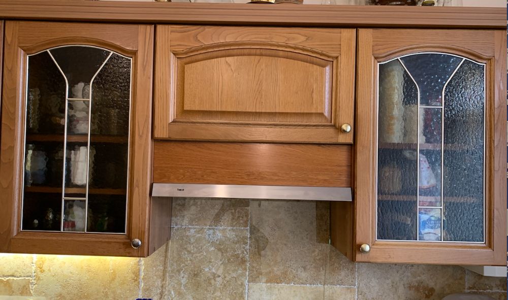 Кухня Скаволини - натуральное дерево, витражи, стол, стулья