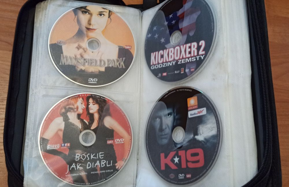 26 filmów: 24x DVD, 2x VCD, 1x CD video w czarnym etui