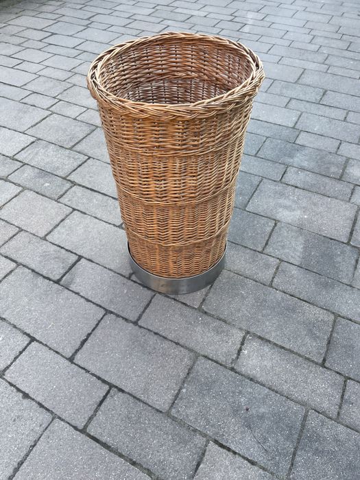 Kosz wiklinowy z nierdzewną podstawą