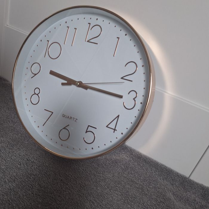 Zegar ścienny firmy QUARTZ