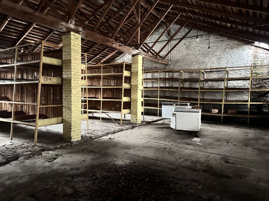 Продаються складські приміщення(площею 1366 кв. м.)0.86 га