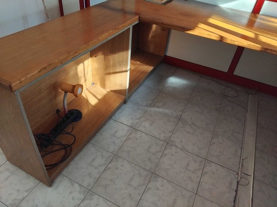 Conjunto de móveis de escritório em madeira