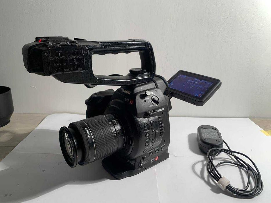 Кінокамера Canon EOS C100 Dual Pixel AF + об'єктив 18-55mm IS II | 520 годин, Студійна