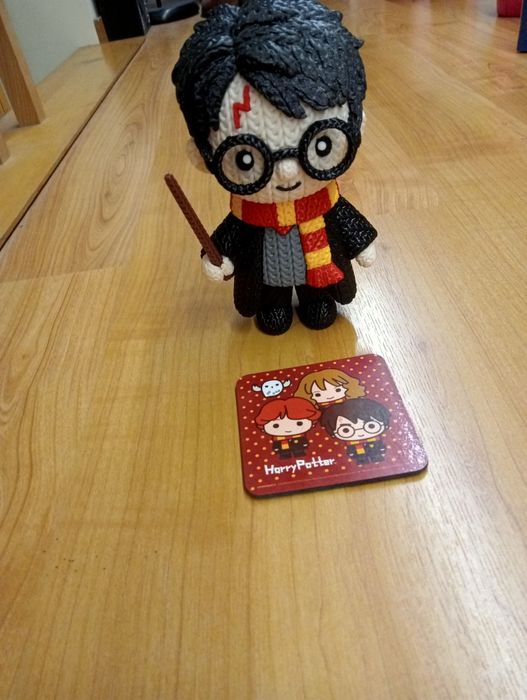 Estatueta de Harry Potter. Está nova mas não tem etiqueta.
