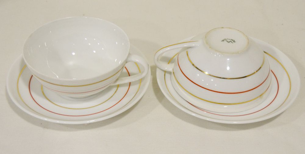Par de chávenas de chá com pires, em porcelana da Vista Alegre