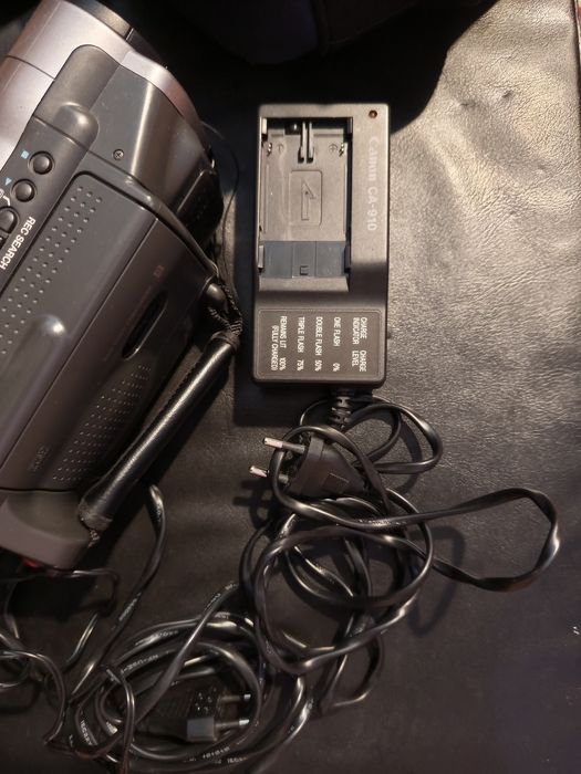 Câmera de filmar Canon UC-V300 + acessórios