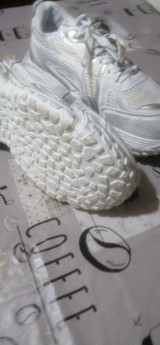 Жіночі кросівки нові