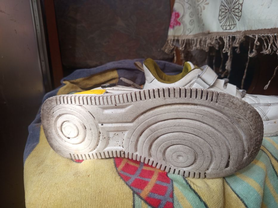 Продам кросовки белые