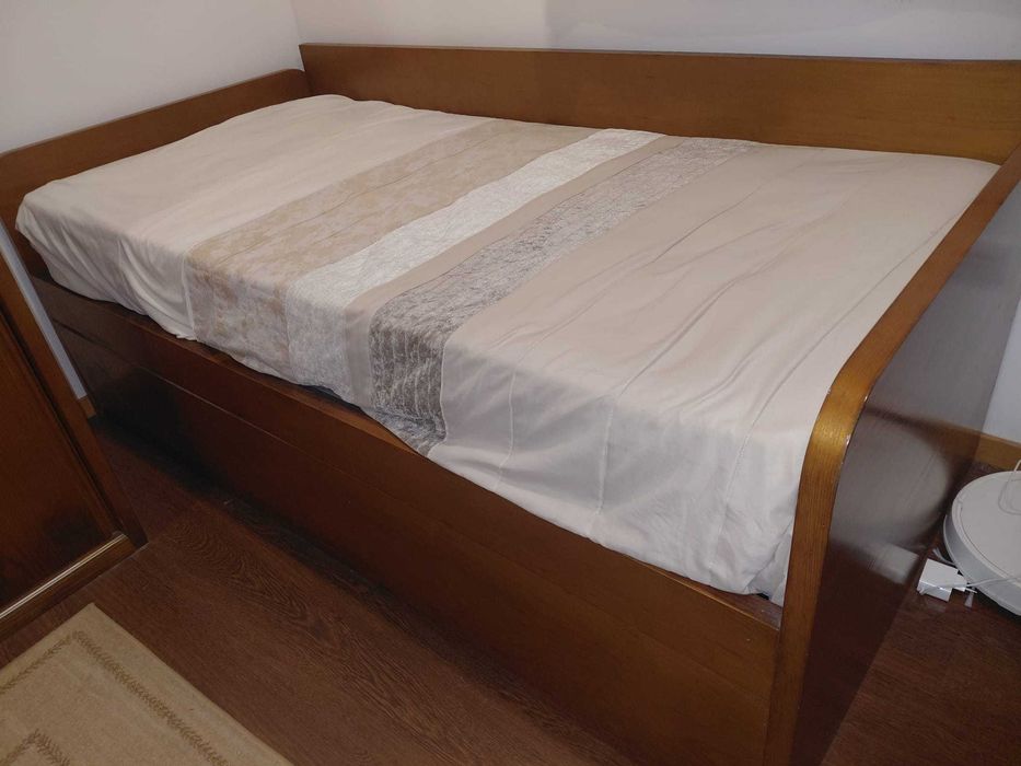 Cama dupla com colchões e estante para quarto de crianças