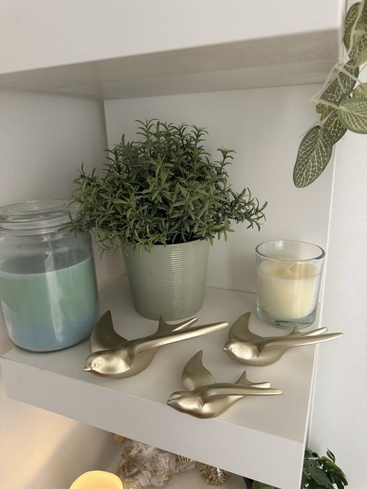 Prateleira ikea com pecas decorativas