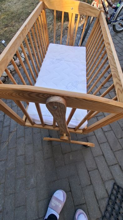 Kołyska z blokadą, na kólkach.