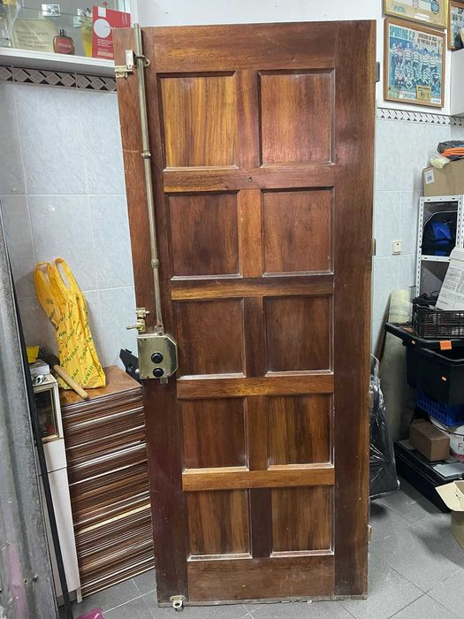 Porta de entrada em madeira de apartamento