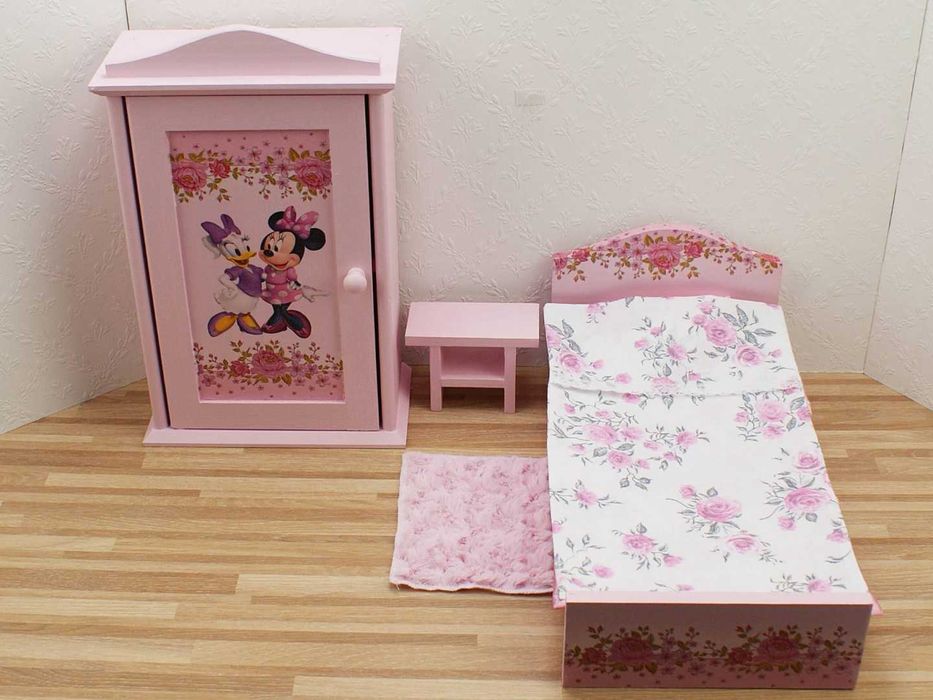 drewniana szafa dla lalek z wieszaczkami