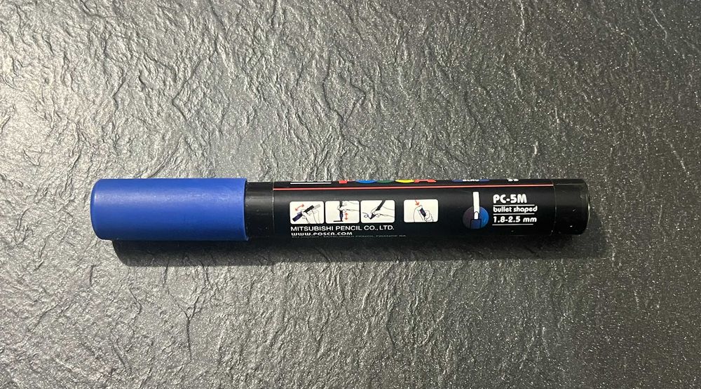 Marker Uni Posca PC-5M z farbą plakatową niebieski marker punktowy