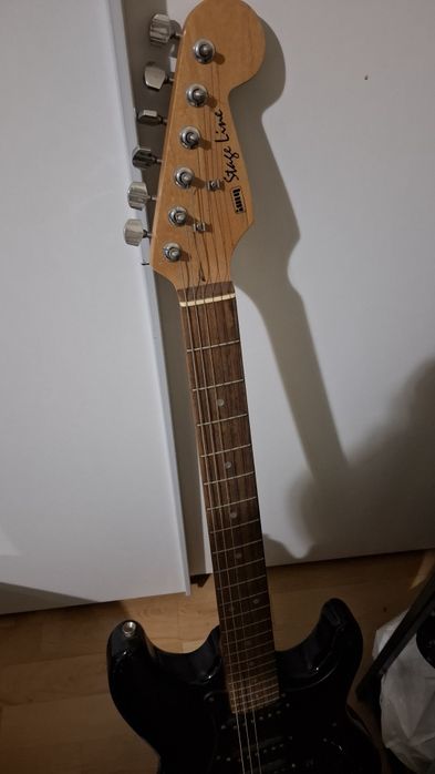 Gitara basowa z zmacniaczem