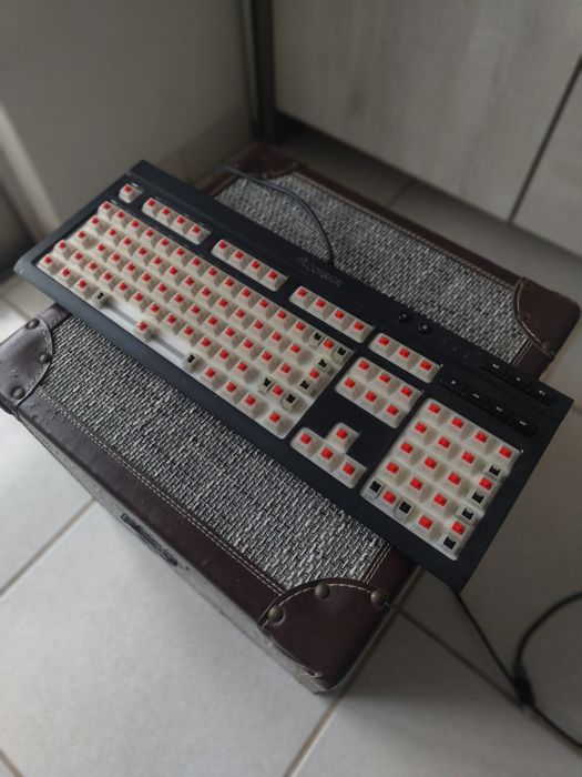Teclado Mecânico Corsair K68 RGB Português