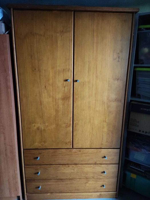 Guarda-roupa como novo em madeira maciça