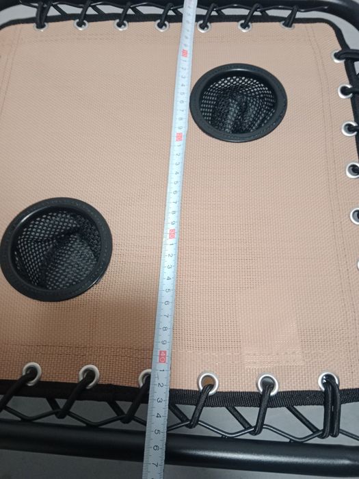 Składany stolik z miejscami na napoje