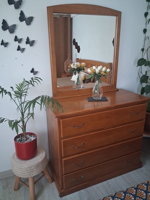 Mobilia de quarto completa em Madeira ( cama de casal, comeda, espelho e 2 mesas de cabeceira.),
