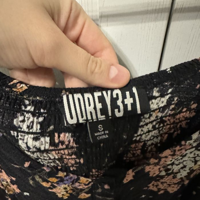 Sukienka czarna w kwiaty krótka z długim rękawem