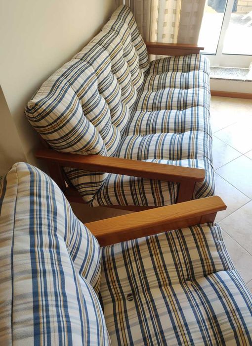 Conjunto Sofá 3 Lugares + Poltrona em Madeira + Almofadões