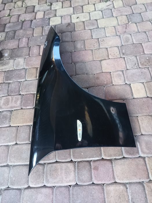 BMW E90 E91 błotnik prawy przód czarny kolor 475 Black saphirre
