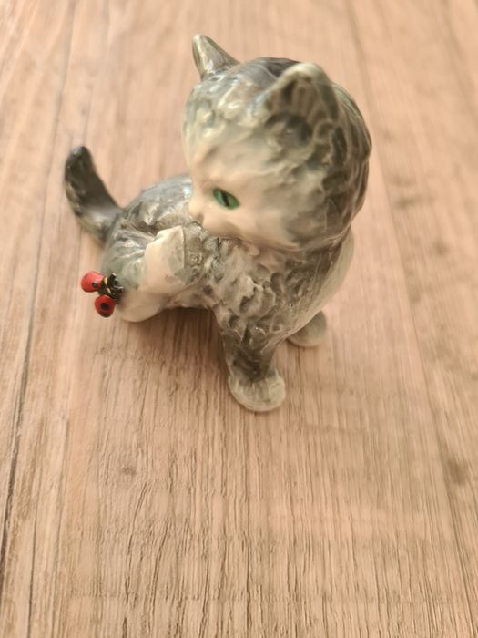 Goebel porcelanowa  figurka kotka z biedronką