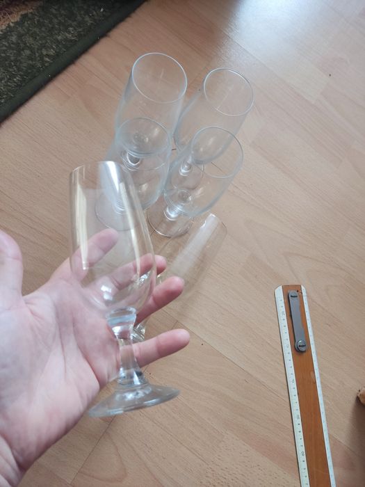 Sześć kieliszków do wina wysokie