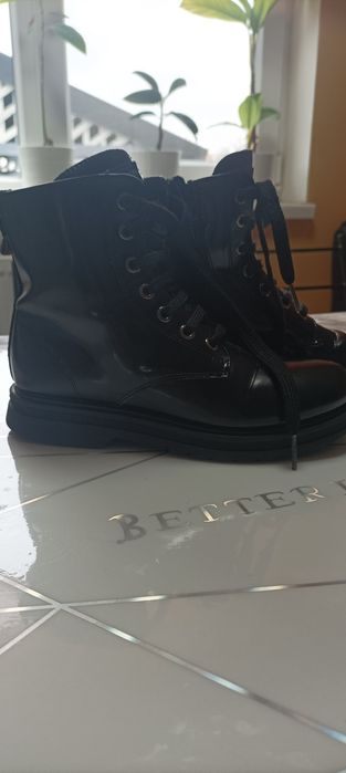 Продам взуття на дівчинку