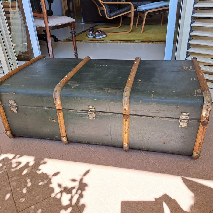 Mala bau de viagem muito antiga