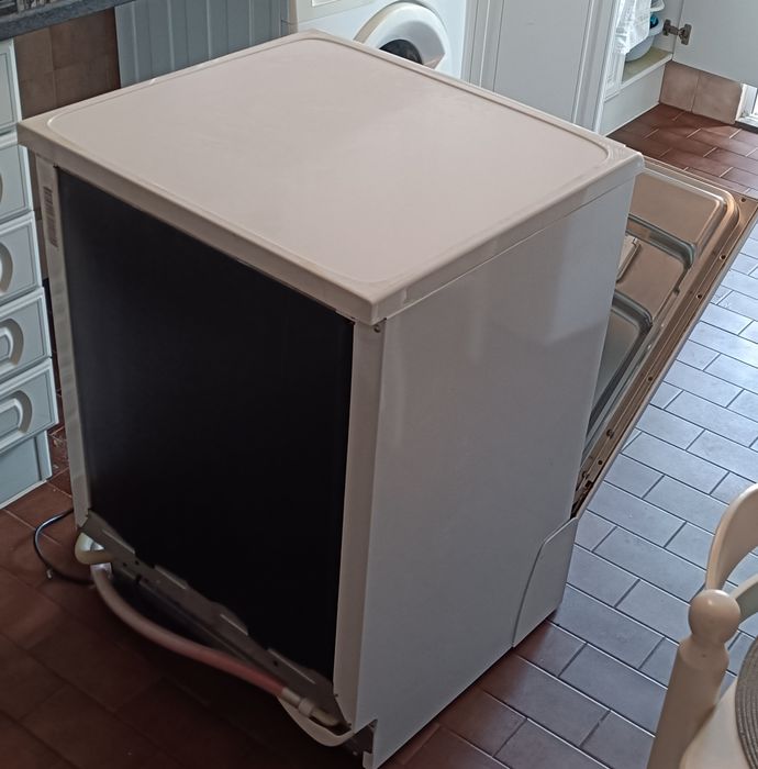 Máquina lavar loiça Indesit