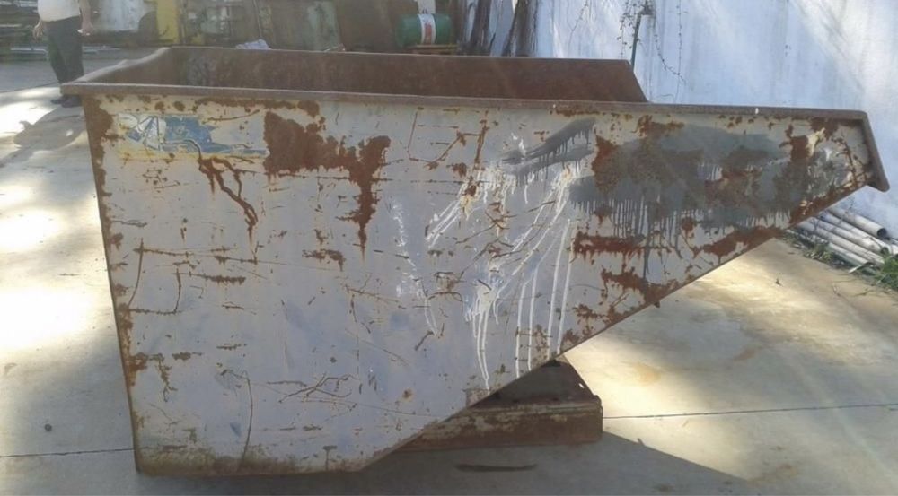 Recipiente basculante: 154 largura/185 comprimento/92 cm altura