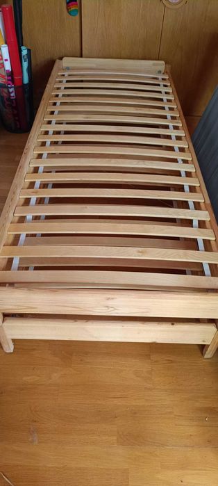 Cama empilhável em pinho e colchão