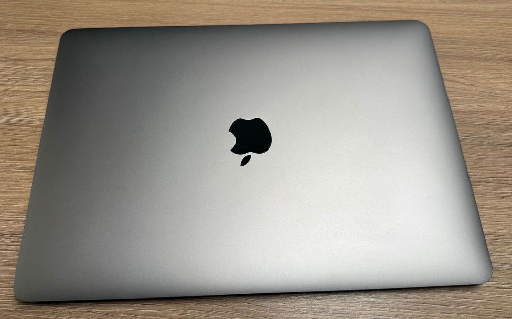MacBook Air M1 256GM SSD / 8 GB RAM