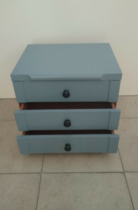 Mesas de cabeceira com 3 gavetas