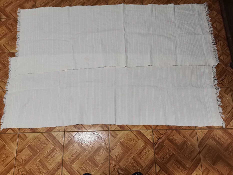 Toalha e outras peças em linho. Também mantas em burel.