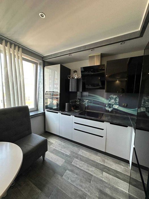 Простора 1.5 к. квартира з дизайнерським ремонтом