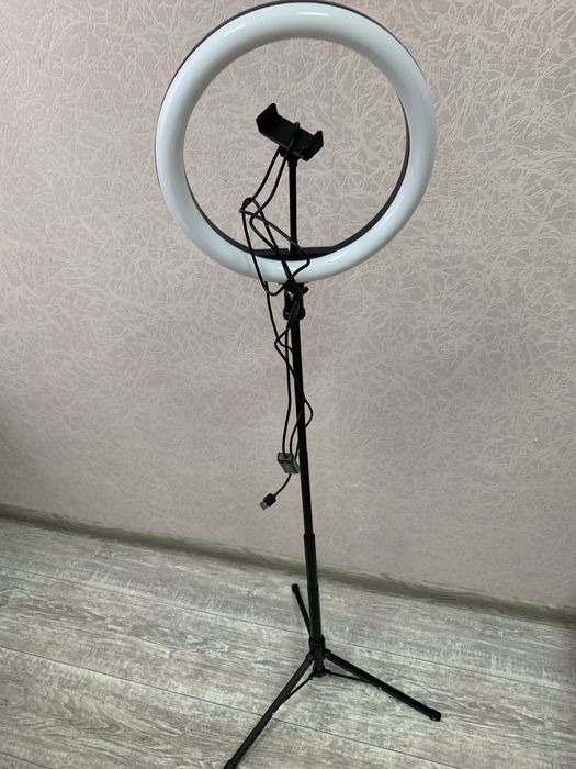 Продаю нову кільцеву LED-лампу