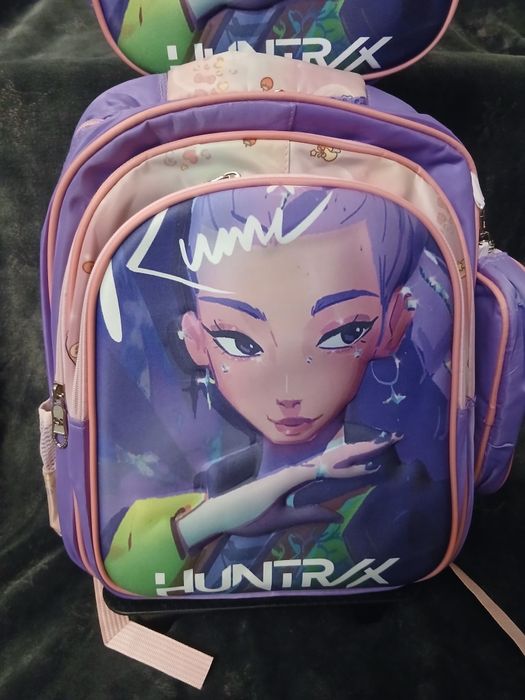Conjunto Escolar "Guerreras K-Pop / Demon Hunters" (Mochila + Estojo + Lancheira) – Novo!